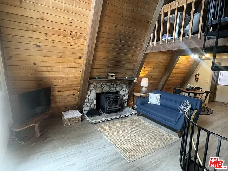 1295 Balsam Dr — Photo 4