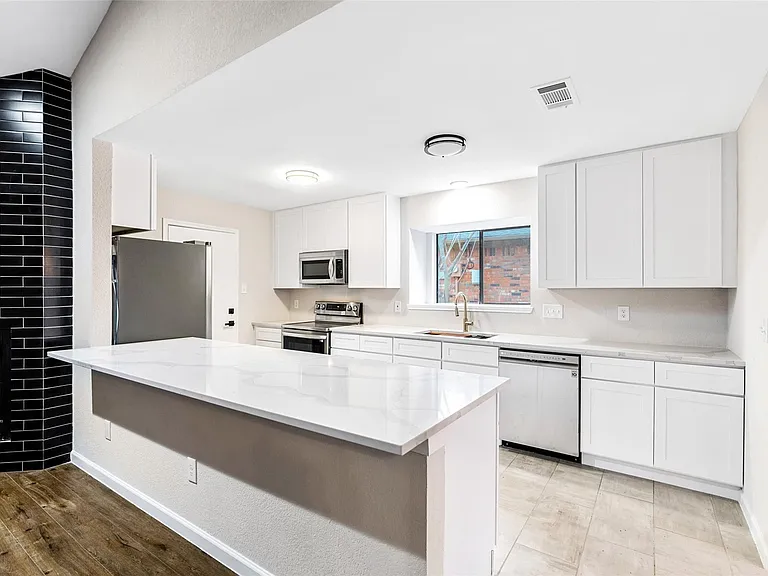 924 Simon Dr — Photo 8