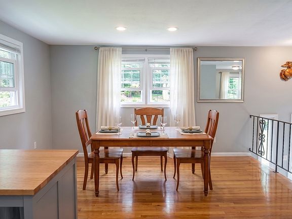 4th image of 295 Oak St
