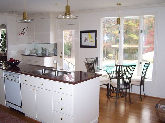 Kitchen eat-in bay lake view