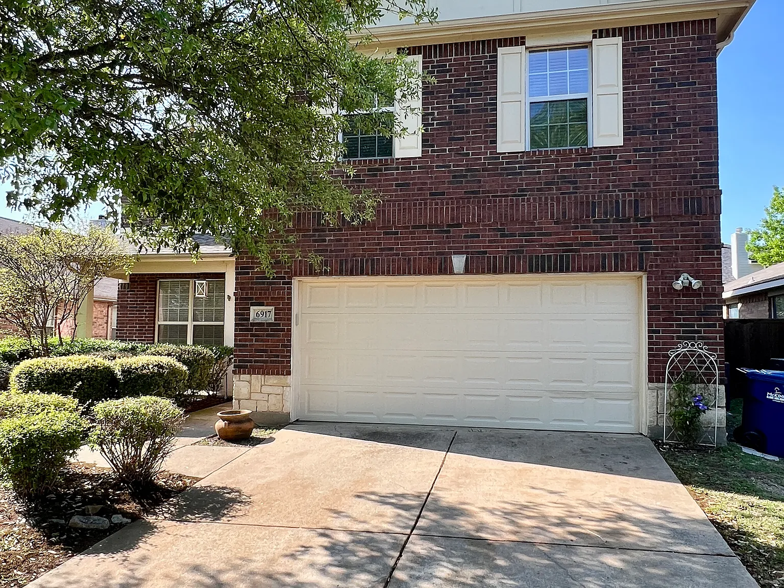 4 bed, 2.5 bath, 2280 sqft, $2,600 — Photo 3