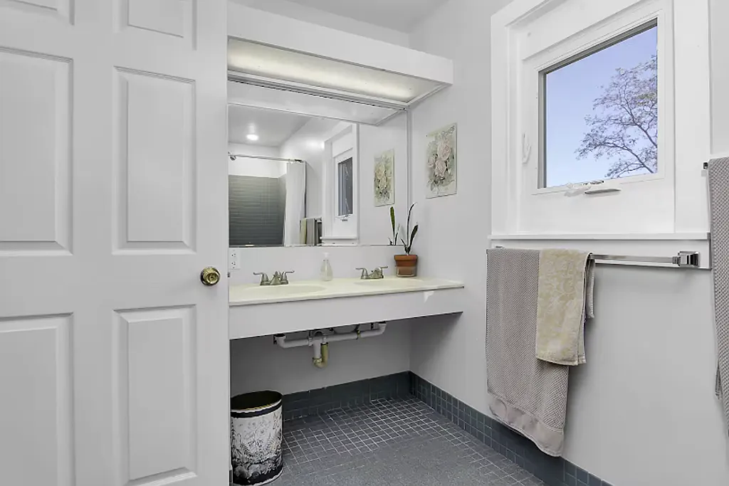 6 bed, 4000 sqft, $1,925 — Photo 2