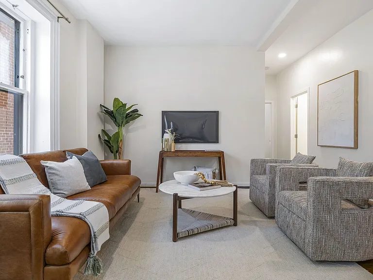 2A Wellington St #2 — Photo 3