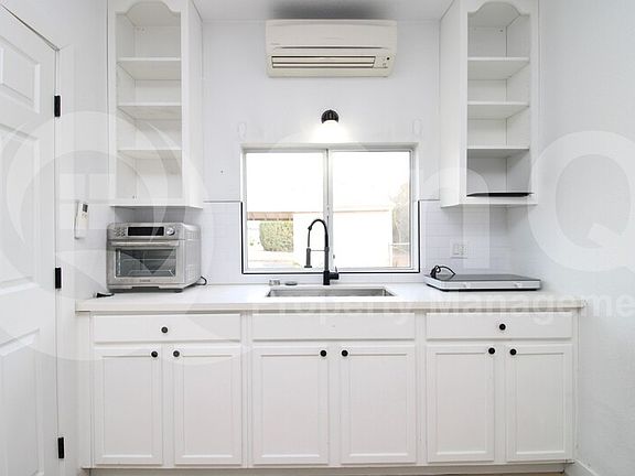 2nd image of 711 W 1st St Unit 3
