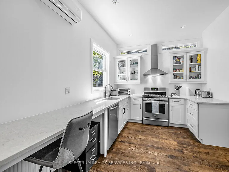 29 Raglan Ave — Photo 7