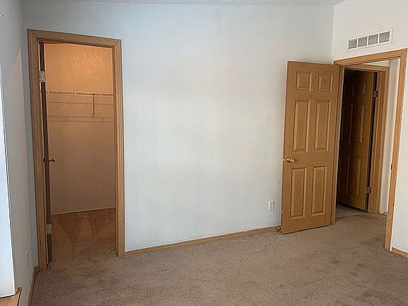 Back bed/ walk in closet