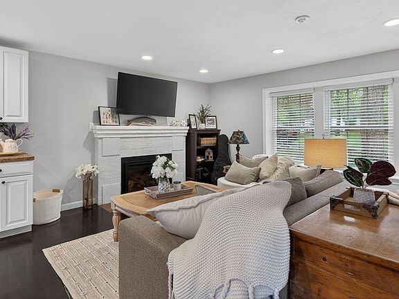 4th image of 26 Maplewood Ave