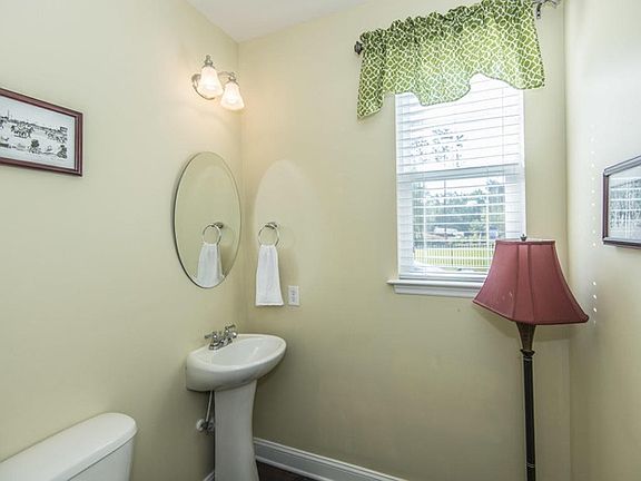 4th image of 102 Hazeltine Bnd
