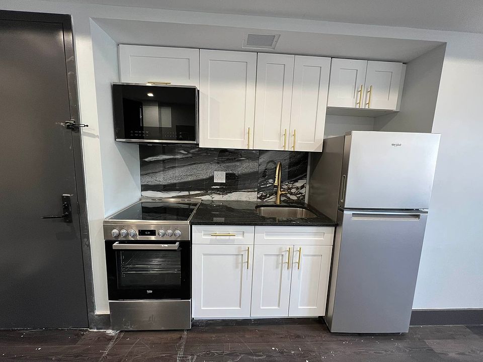 1st image of 870 New York Ave #8