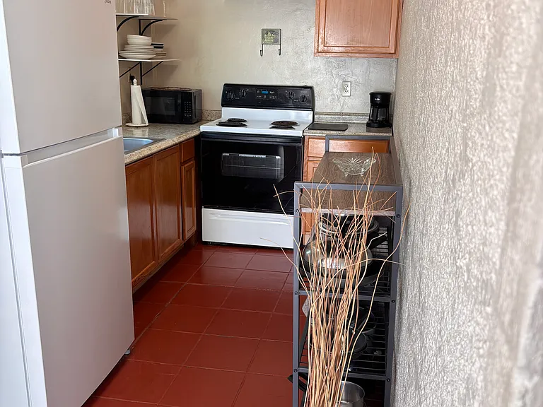 1305 E 9th St #4 — Photo 6
