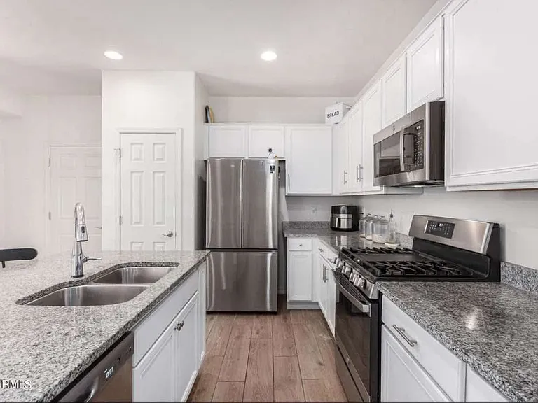 3828 S 58th Ln — Photo 4