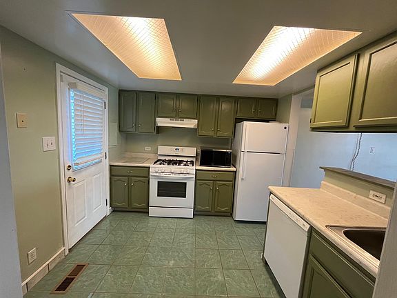 3rd image of 477 Meadow Green Ln