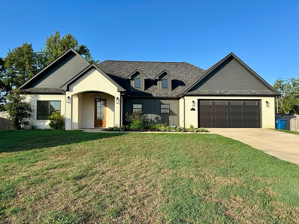 15849 Avery Ln