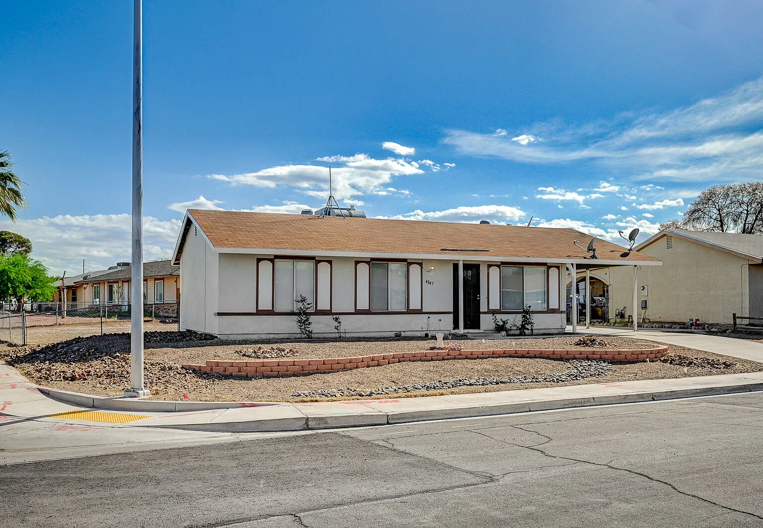 3 bed, 2.0 bath, 988 sqft, $1,950 — Photo 3