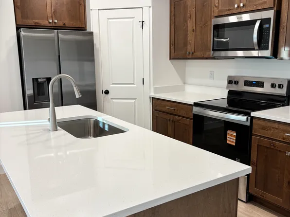 395 E 1460 S #B, Salem, UT 84653