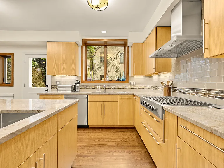 3111 Chain Bridge Rd NW — Photo 20