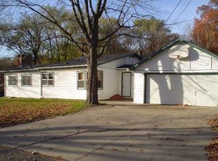 678 Broken Arrow Dr, Chanhassen, MN 55317