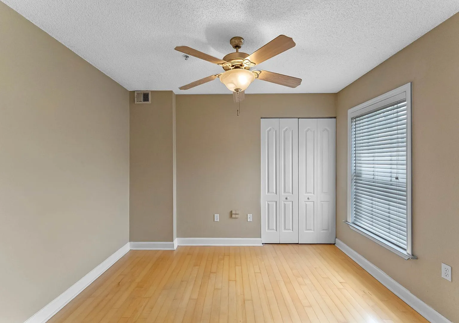 2 BR / 2 BA Condo In Miriada — Photo 4