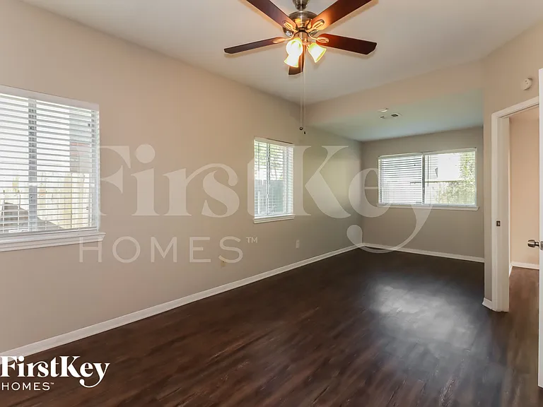 21219 Park Bluff Dr — Photo 9