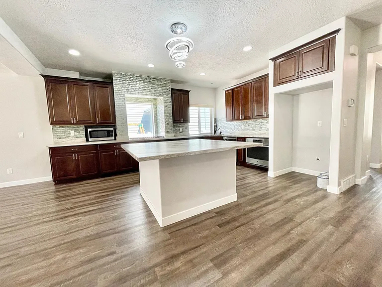 10924 S Glenda Ln — Photo 3
