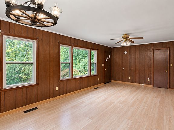 5th image of 297 Anderson Ln