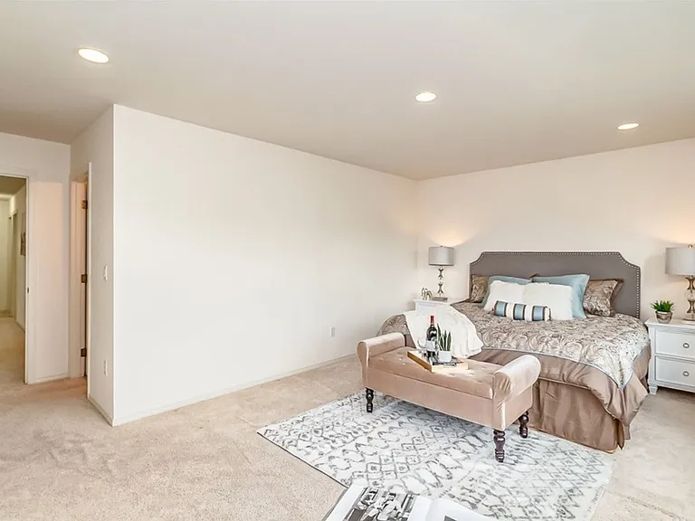 2556 NE 2nd Pl — Photo 17