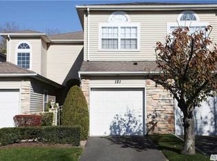 121 Windwatch Dr, Hauppauge, NY 11788