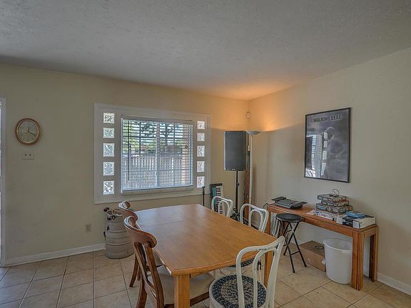 5th image of 905 Palomas Dr NE