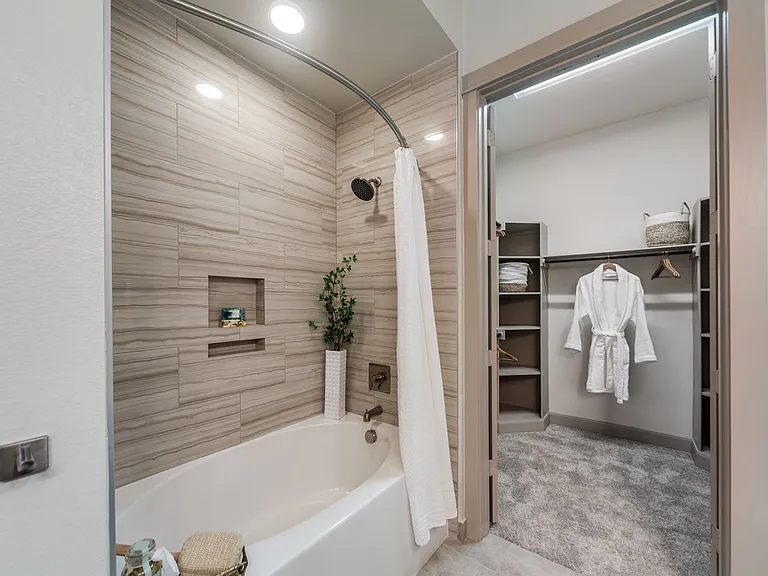 Alexan 5151 — Photo 22
