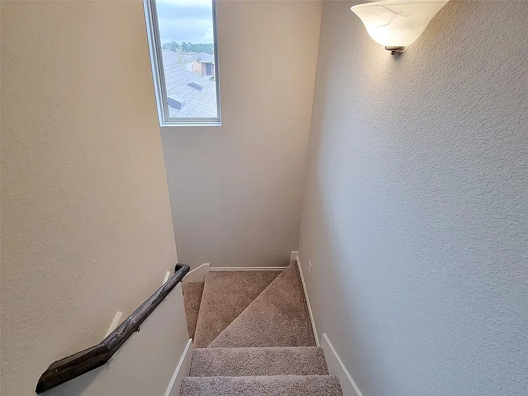942 Amesbury Ct — Photo 18