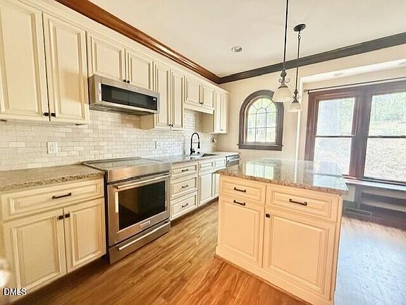 2nd image of 6844 Gloucester Rd
