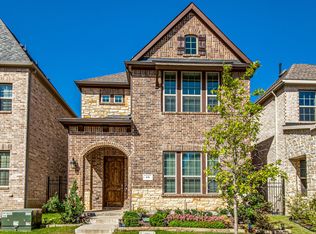 636 Courtyard Ln, Irving, TX 75039