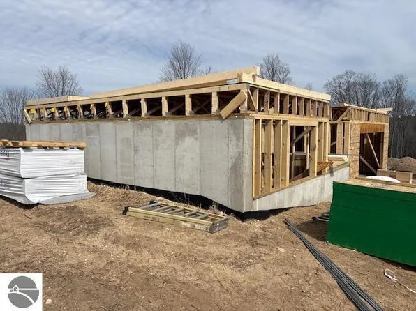 95 Finch Dr, Traverse City, MI 49685