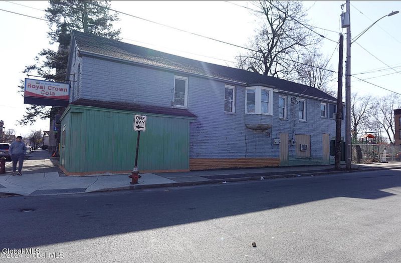 2nd image of 3081 6th Avenue