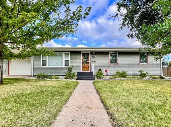 420 24th St NW, Minot, ND 58703