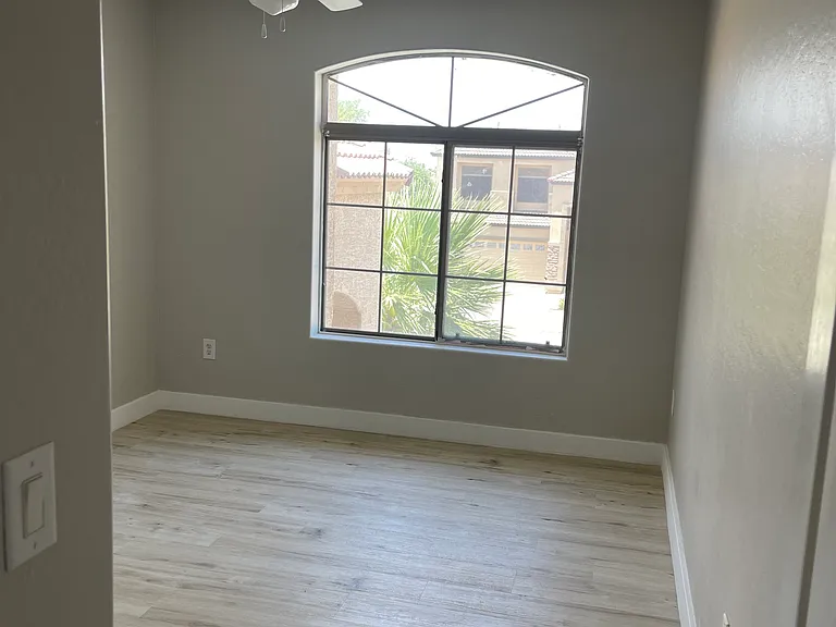 1121 E Jahns Dr — Photo 30