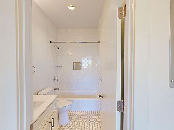 5th image of 2898 Jackson St APT 202