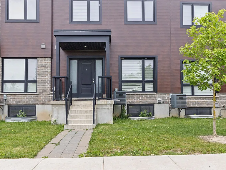 851 Sarnia Rd — Photo 37