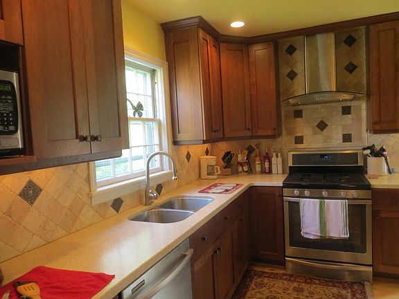 Newly remodeled Kitchen, with gas stove