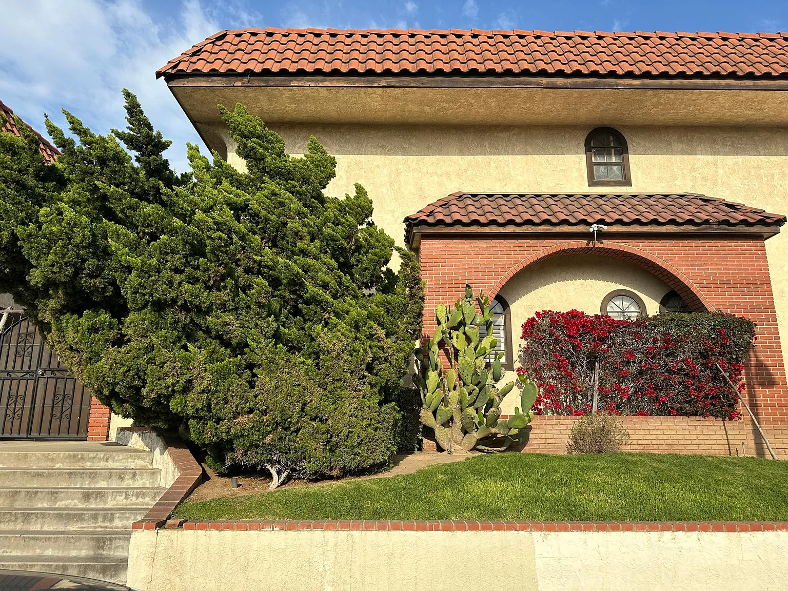 150 N Marguerita Ave — Photo 4