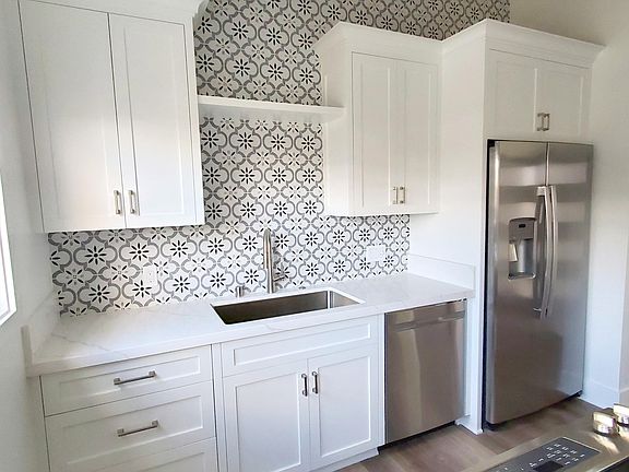3rd image of 4605 E Ocean Blvd