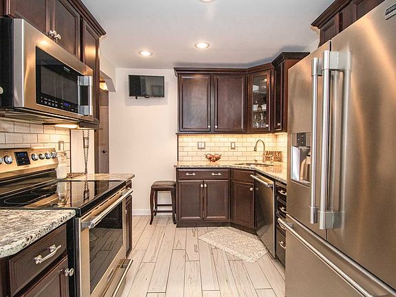 3rd image of 47 Park Cir S
