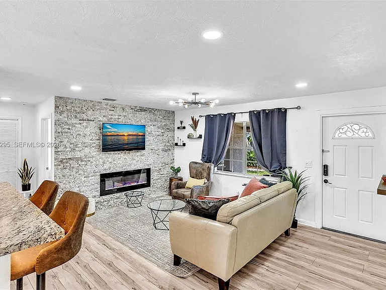 4633 SW 28th Ave — Photo 10