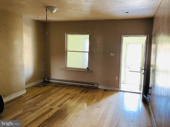 4th image of 915 E Woodlawn Ave