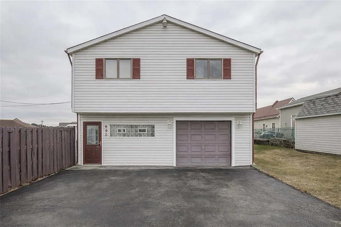 690 Baird Ave photo 1