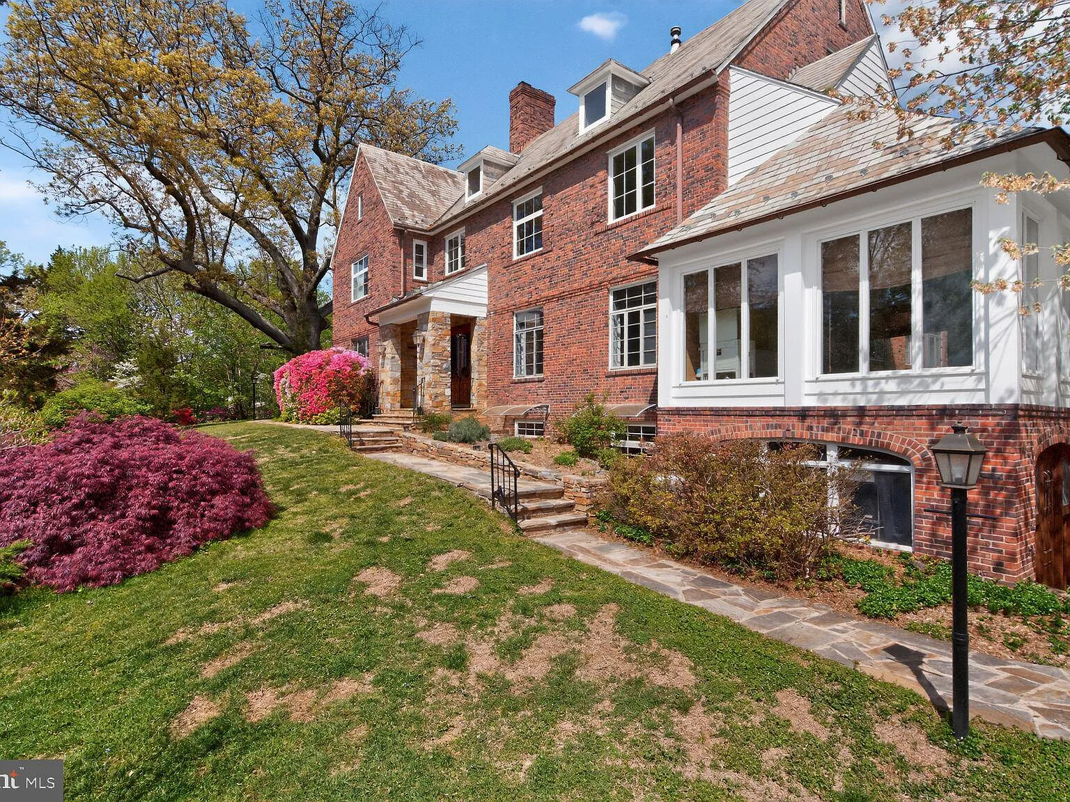 6 bed, 6.0 bath, 7885 sqft, $9,200 — Photo 3