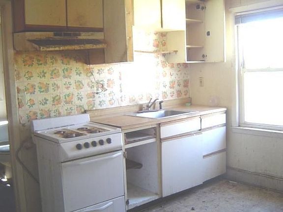 5th image of 54 Leonard Ave