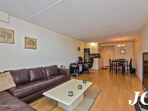 4th image of 750 W Broadway APT 4M