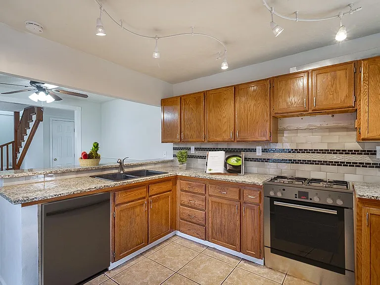 8912 NE Russell St — Photo 3