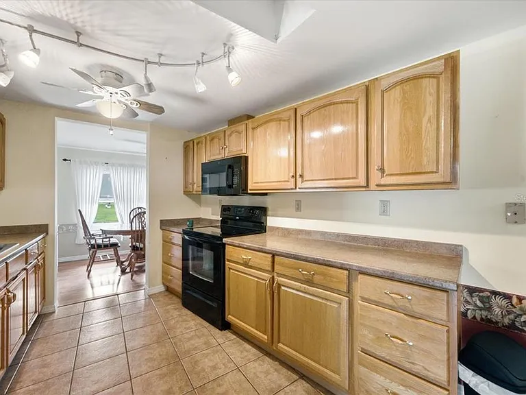 7505 Fairlane Ave — Photo 10